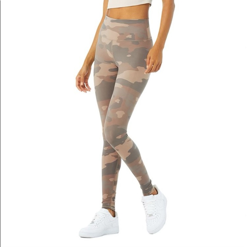 ALO Yoga Women's Camo High-Rise Leggings in Beige and Taupe